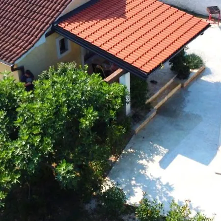Rustic House With Private Swimming Pool Будинок відпочинку Пула