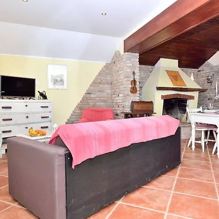Rustic House With Private Swimming Pool Пула