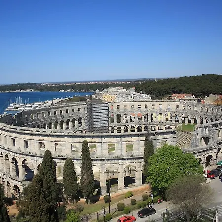 Rustic House With Private Swimming Pool 풀라