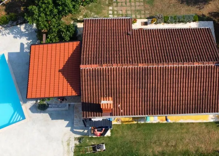 Rustic House With Private Swimming Pool Пула