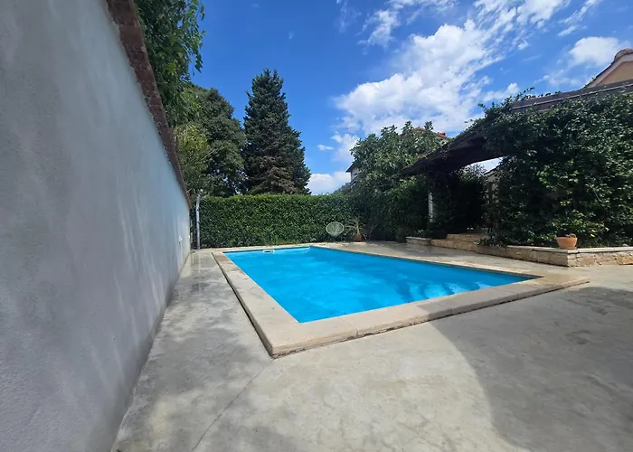 Rustic House With Private Swimming Pool