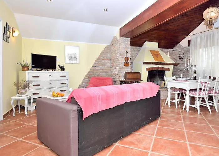 Rustic House With Private Swimming Pool Пула